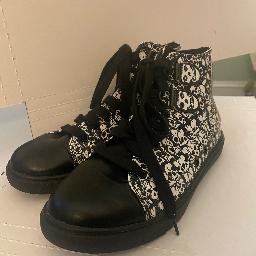 Strange cult Black and White Misfits Skull High-Top Sneakers